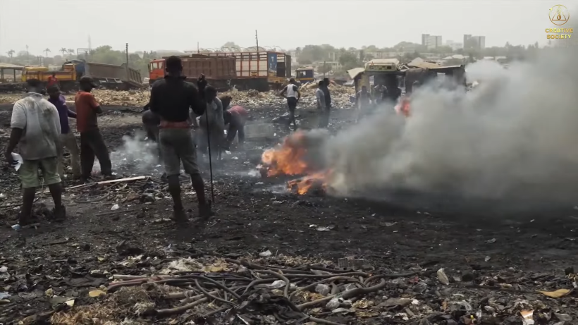 Люди живут и работают на мусорных свалках, подвергая опасности жизнь и здоровье