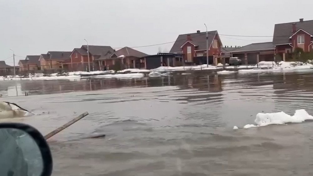 abnormal floods in Russia, dam breach in Orsk, flooding in Russia