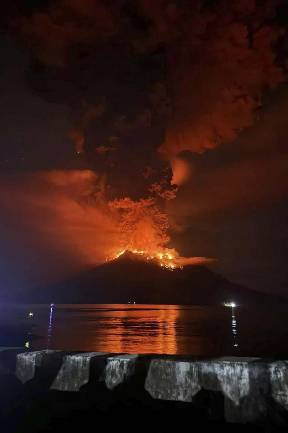 Ruangas vulkāns, vulkāns Indonēzijā, vulkāna izvirdums Indonēzijā