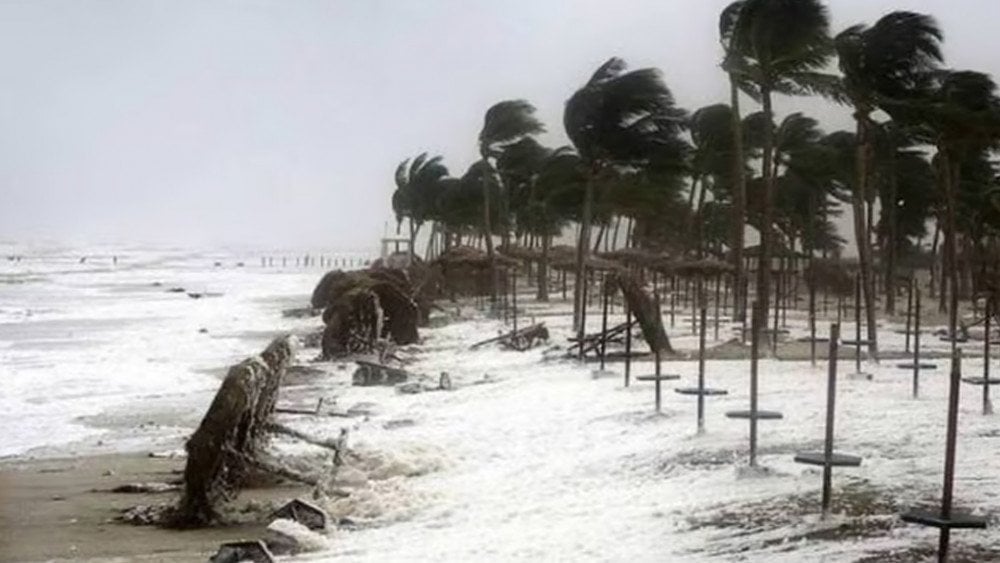 storm Indien, oversvømmelse i staten Kerala, bølger Indien