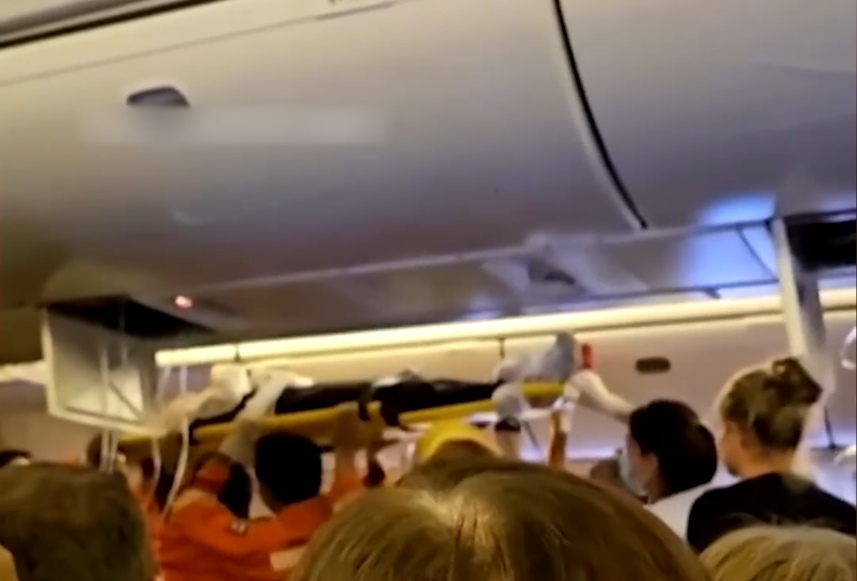 Turbulencias en el cielo, Bolsas de aire, Muere una persona durante las turbulencias, Vuelo Londres-Singapur