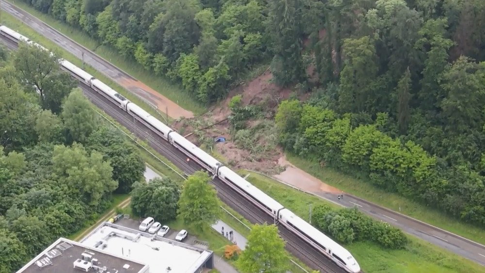 Deslizamiento de tierra en Alemania, deslizamiento de tierra en Baden-Württemberg, tren descarrilado.