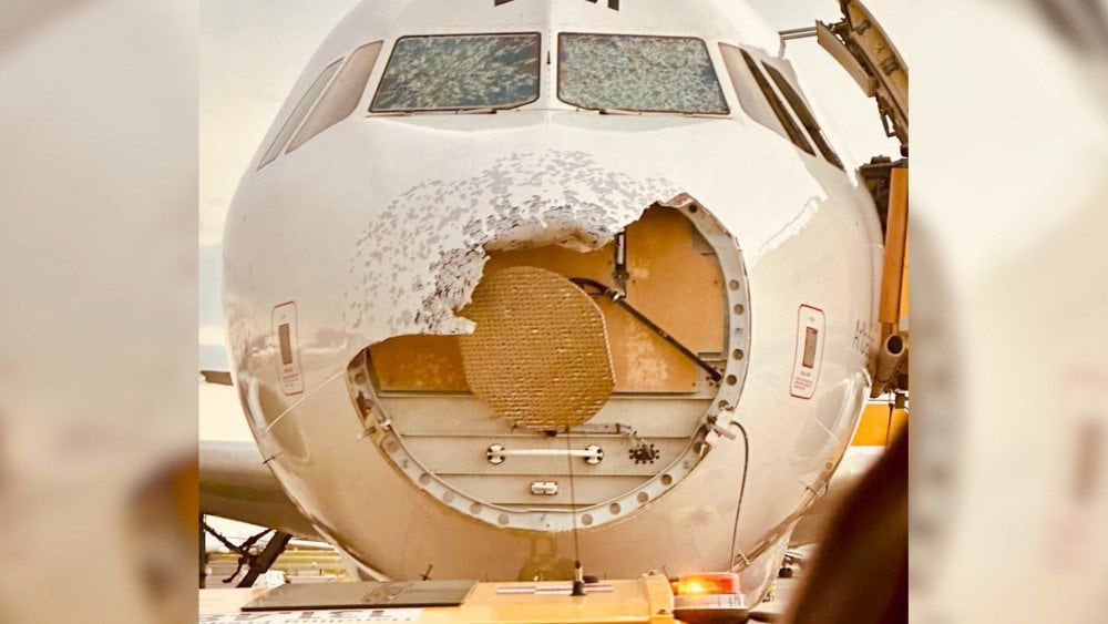 Austria airplane cockpit windows cracked, hail damaged nose of plane in Vienna, Mallorca-Vienna flight