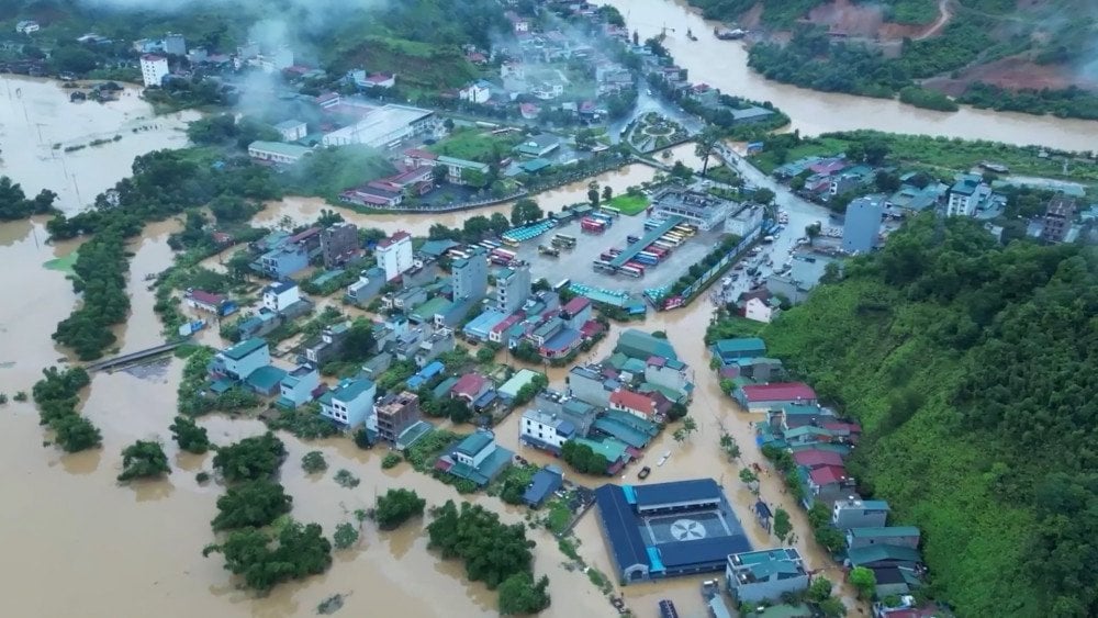 Záplavy ve Vietnamu, turisté uvízli kvůli sesuvu půdy ve Vietnamu, deště ve Vietnamu