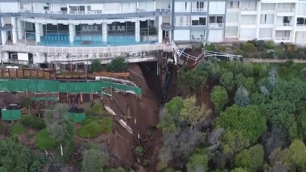 real estate in Viña del Mar, sinkhole under house in Viña del Mar, sinkhole under building in Chile, luxury housing in Chile