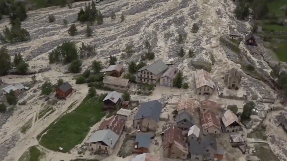 tempestade em França, aldeia alpina em França, inundações em França