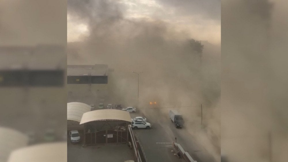 Tempestade de poeira em São Petersburgo, trovoada em Pulkovo, atraso de voo em Pulkovo, visita a Veliky Novgorod, carvalho caiu durante a tempestade