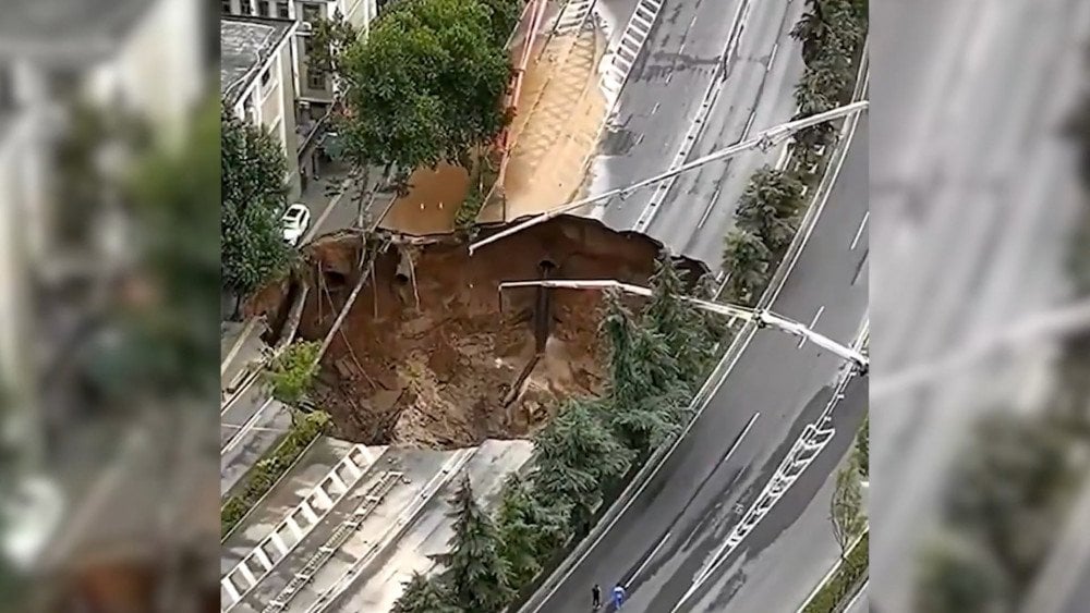 effondrement de la route en Chine, inondation historique en Chine, pluies record en Chine