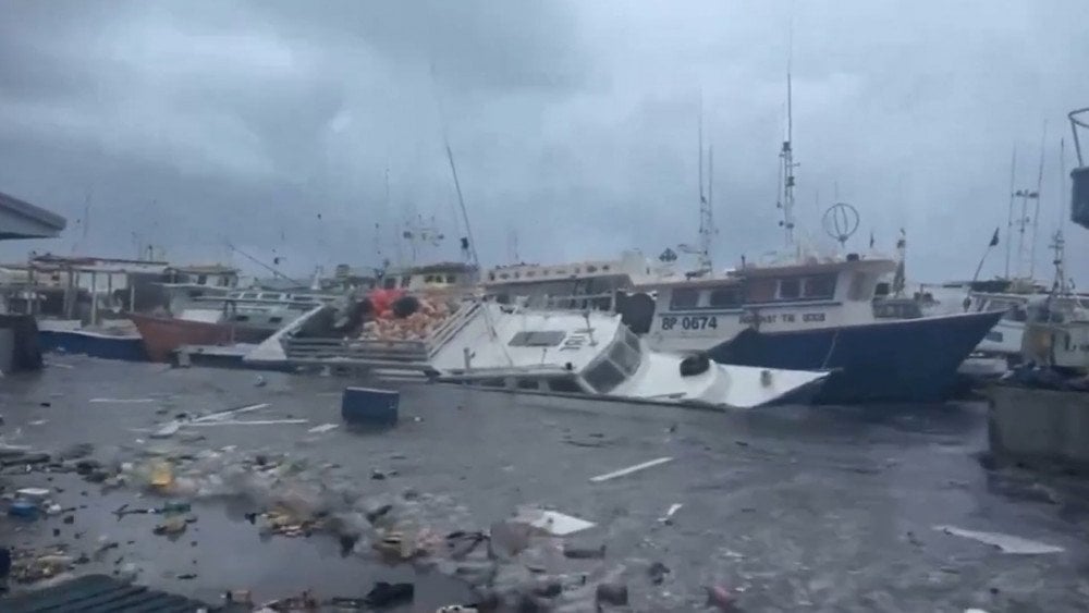 O final do Campeonato do Mundo de Críquete Twenty20 em Barbados, furacão Beryl em Barbados, navios afundados em Barbados