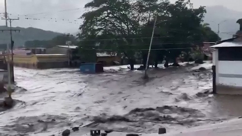 Inundações na Venezuela, furacão Beryl na Venezuela, rio derramado na Venezuela