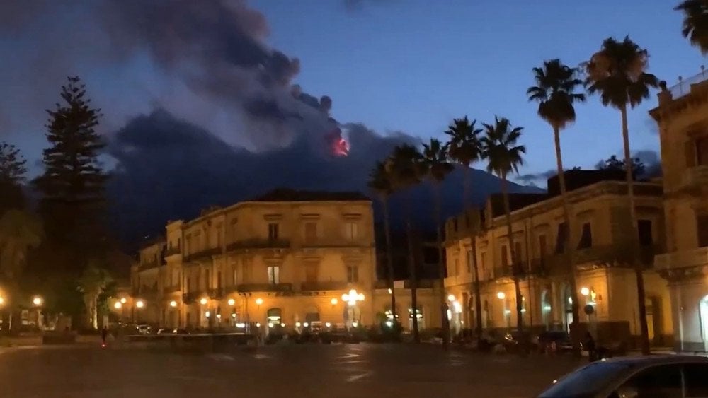 volcanoes in Italy, Etna, Sicily, eruption of Etna