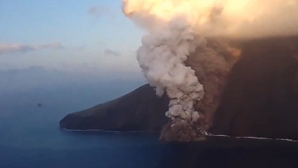 Stromboli Italia, volcán Stromboli, lava fluye hacia el mar de Italia