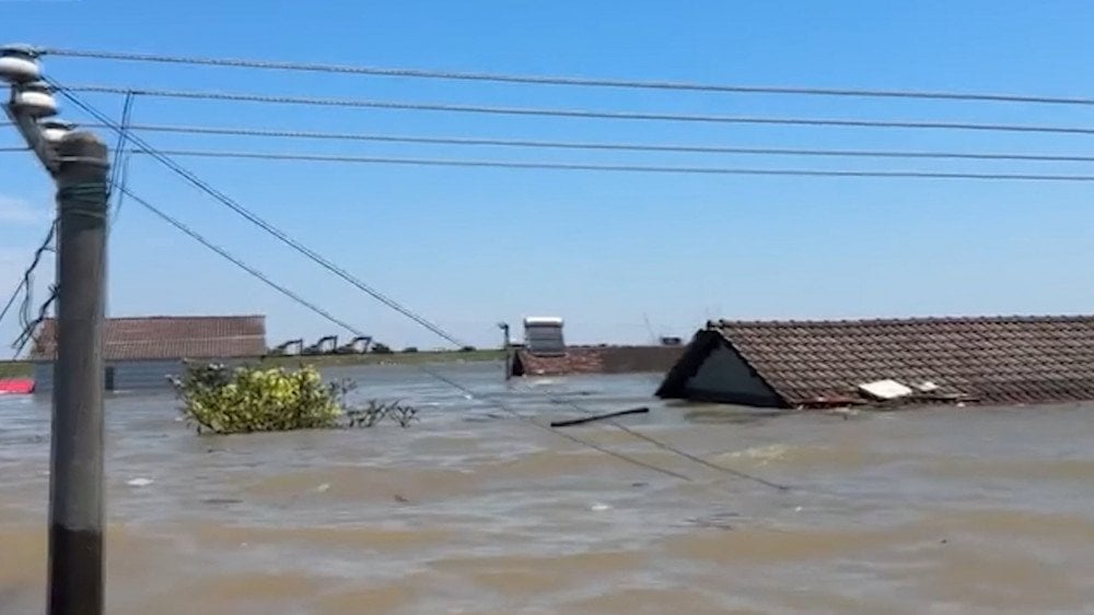 flood in China, flood in Hunan province, houses underwater China, dam breach in China