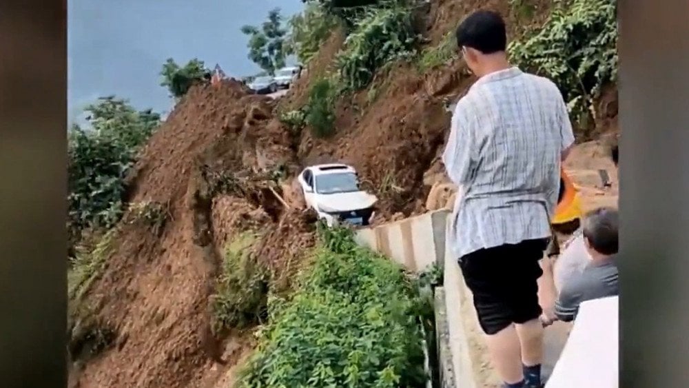 sesuv půdy sráží auto do propasti v Číně, sesuvy půdy v Číně, masivní sesuv půdy v Číně, silné deště v Číně