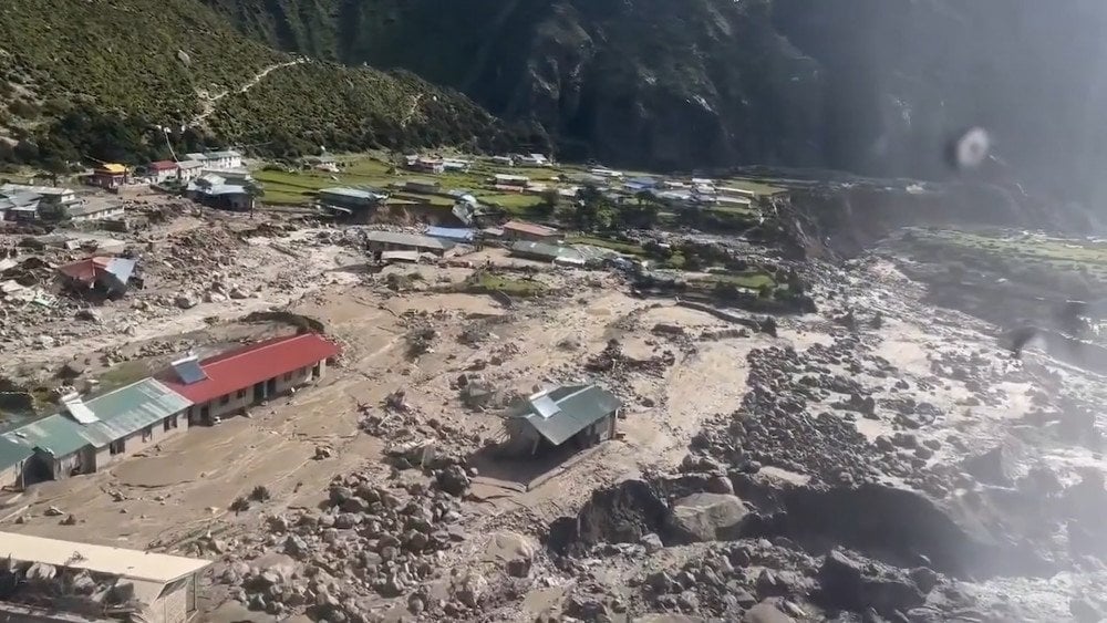 Glissement de terrain au Népal, rupture d'un lac glaciaire au Népal, glissement de terrain qui a emporté un village touristique à Thame.