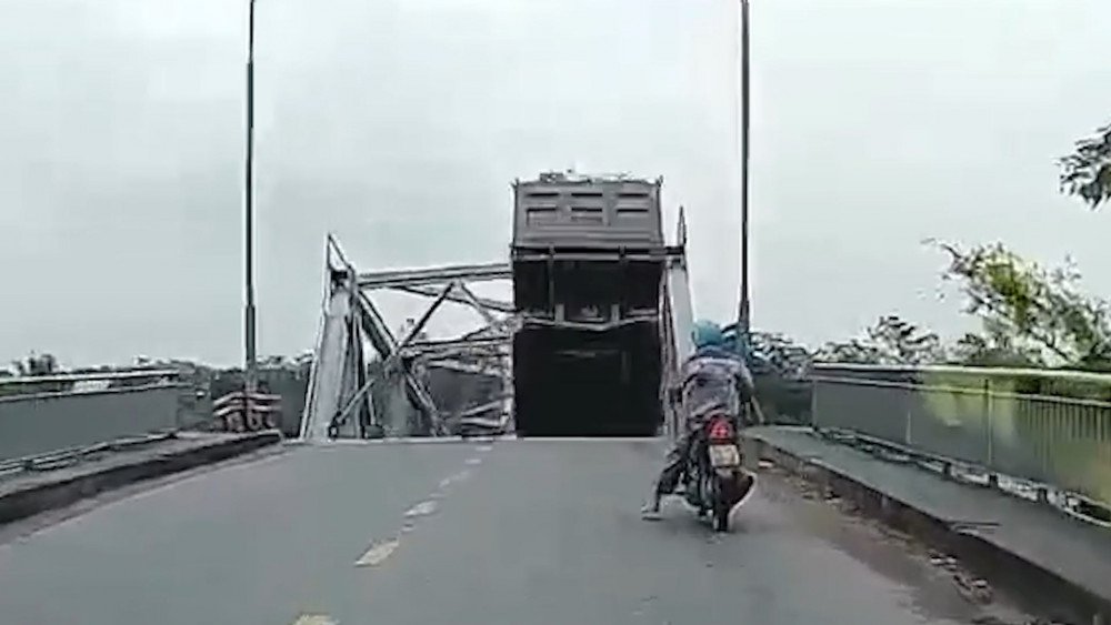 Pont effondré au Vietnam, pont dans la province de Phu Tho, Typhon Yagi au Vietnam