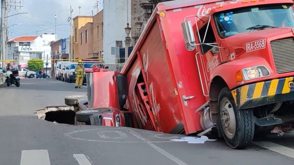 prepadliny v Mexiku, krasové krátery v Mexiku, nákladné auto spadlo do prepadliny v Mexiku