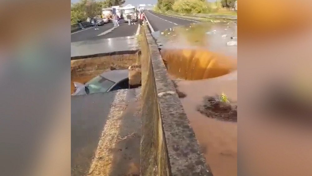 อิตาลี ฝนตกหนัก หลุมยุบบนทางหลวง รถตกหลุมยุบบนทางหลวง