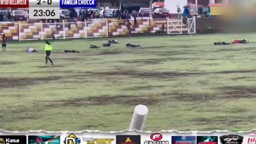 tragédia no campo de futebol, relâmpago durante um jogo, relâmpago Peru