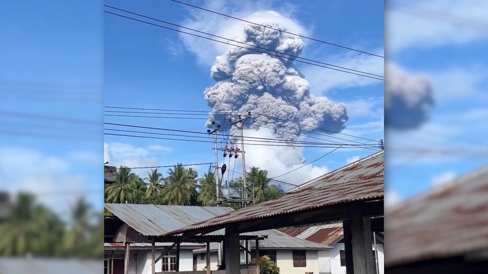 erupcia sopky Dukono, erupcia sopky Dukono v Indonézii, erupcia sopky v Indonézii