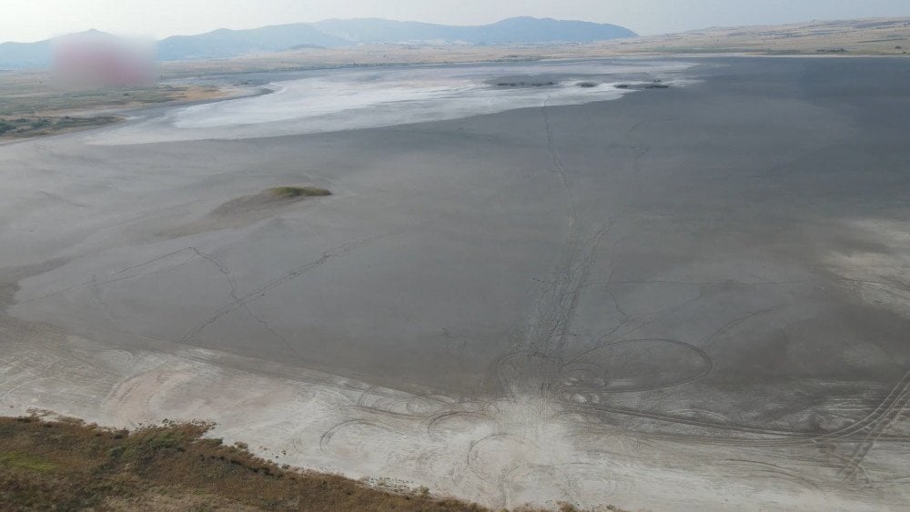 A seca severa na Grécia, os lagos estão a secar na Grécia, o lago Pikrolimni secou.