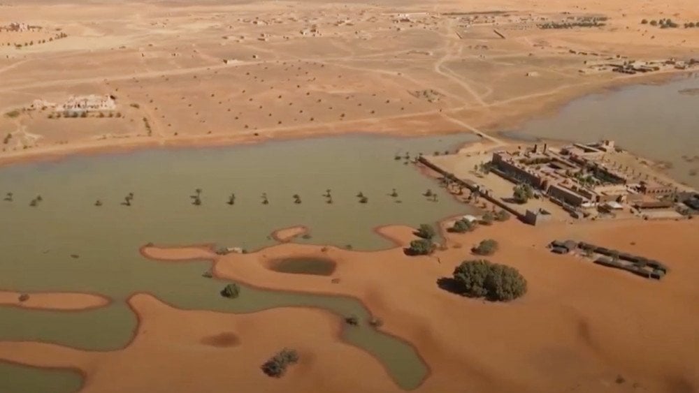 Le lac Iriki s'est rempli d'eau, les pluies dans le désert du Sahara, le désert du Sahara inondé