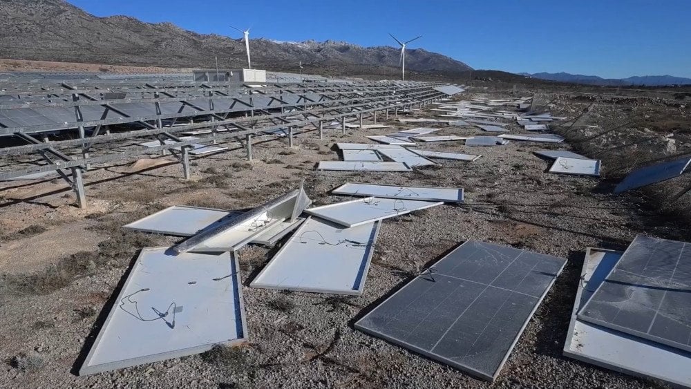 Tempestade Elena na Croácia, ventos de furacão na Croácia, a tempestade destruiu a instalação de energia solar.