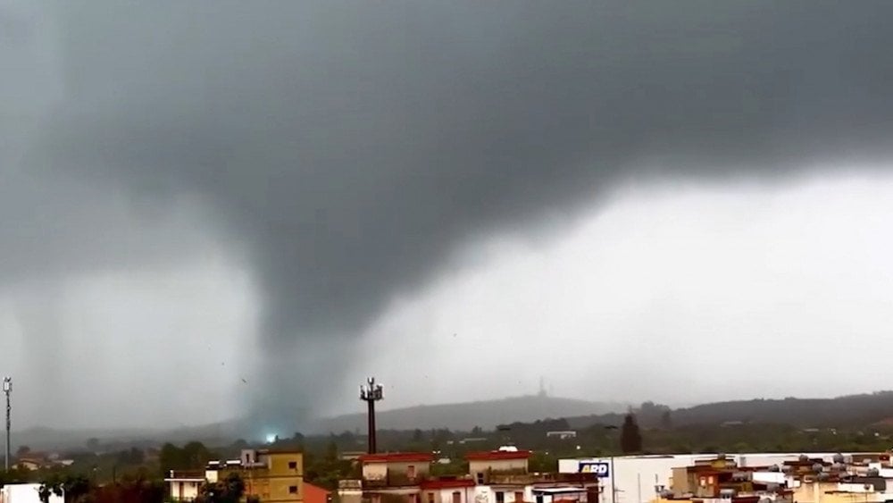 Tempestade poderosa em Itália, tornado em Itália, tornado no Vale de Noto.