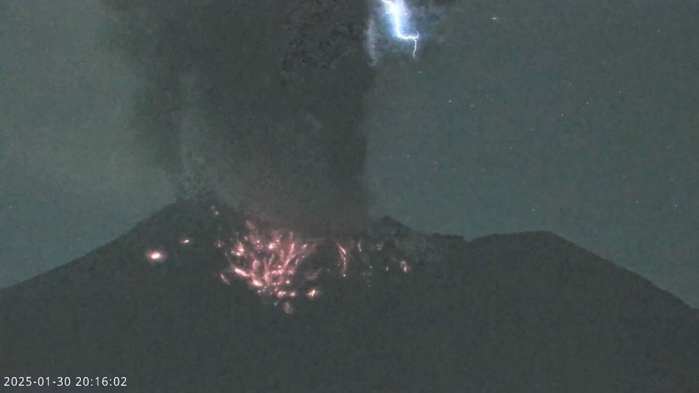 Éruption du volcan Sakurajima, éruption volcanique au Japon, éclairs volcaniques Japon