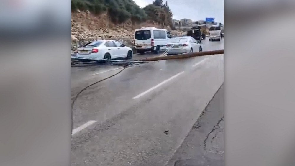 Tempestade em Israel, autoestrada bloqueada em Jerusalém, vento forte em Israel.