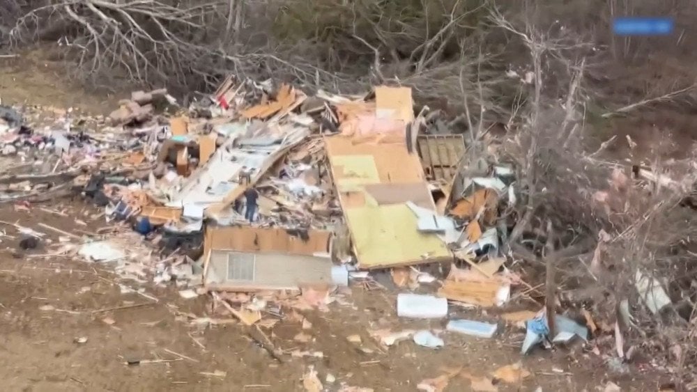 Tornado nos EUA, um tornado forte no Tennessee, um edifício destruído por um tornado nos EUA.