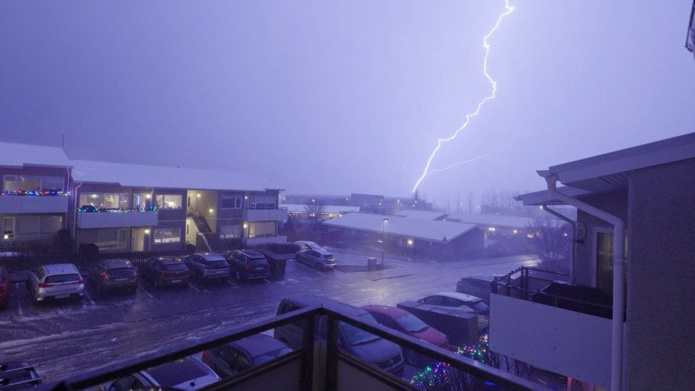 Tempestade severa na Islândia, relâmpagos no inverno na Islândia, tempestade com trovoada na Islândia.