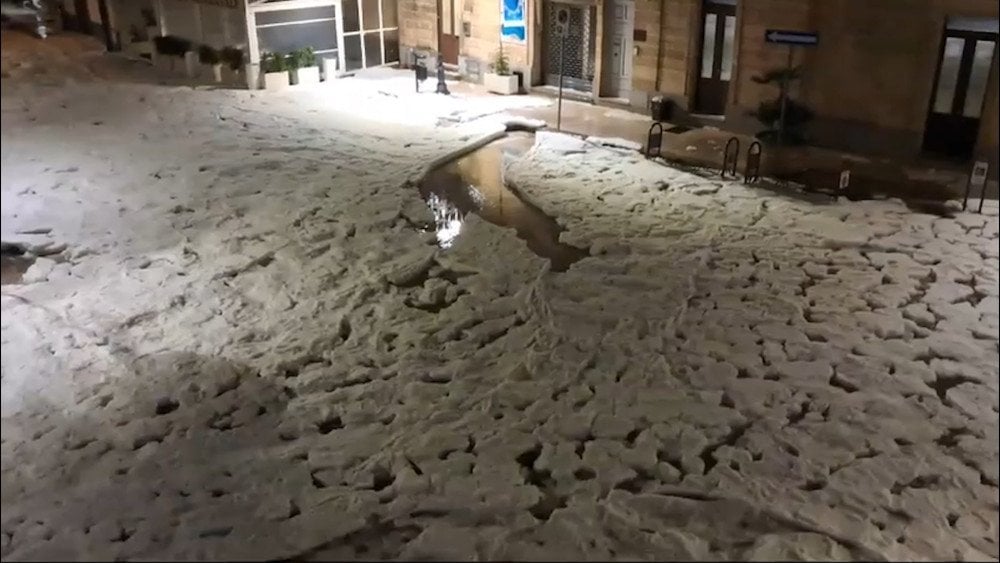 Granizo em Itália, rios de granizo em Catânia, granizo intenso na província de Lecce,Itália