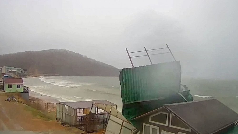 Strong wind in Russia, hurricane winds in Primorsky Krai