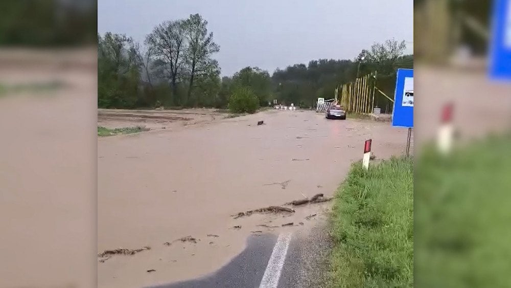 Oluja u Bosni i Hercegovini, poplavljena cesta u Bosni i Hercegovini, poplava u Bosni i Hercegovini