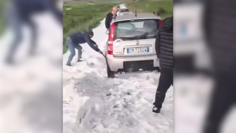 Jak grad u Italiji, automobil zaglavljen u snježnim nanosima grada, grad na cesti Italija