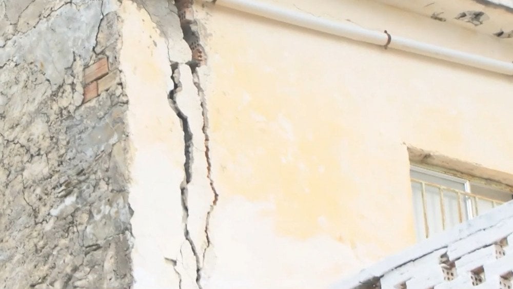 Pukotine u tlu Grčka, pukotine u zgradi Grčka, pukotine u tlu otok Kreta