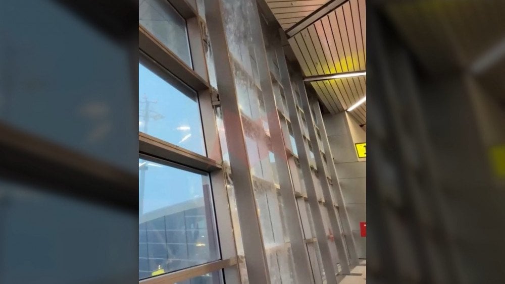 Snažan vjetar u Rusiji, u aerodromu Vnukovo poplavljen terminal, vjetar oštetio krov u Rusiji