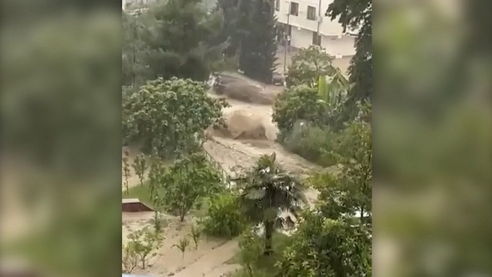Jaka kiša u Rusiji, pljusak u Sočiju, poplavljene ulice u Sočiju