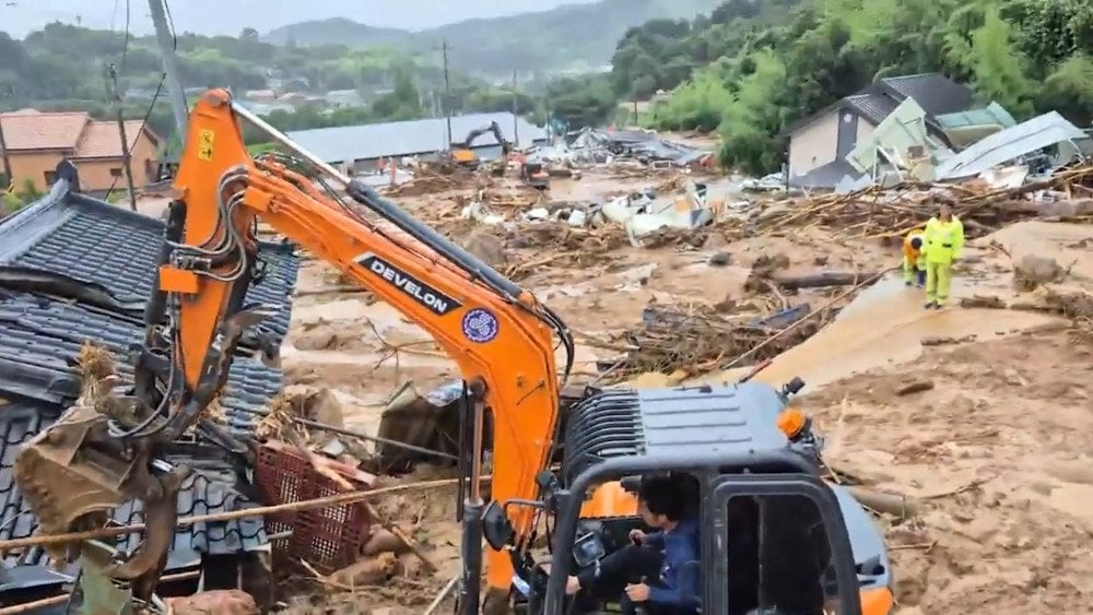 Landslide in South Korea, landslide damaged homes in South Korea, landslide after heavy rain in South Korea