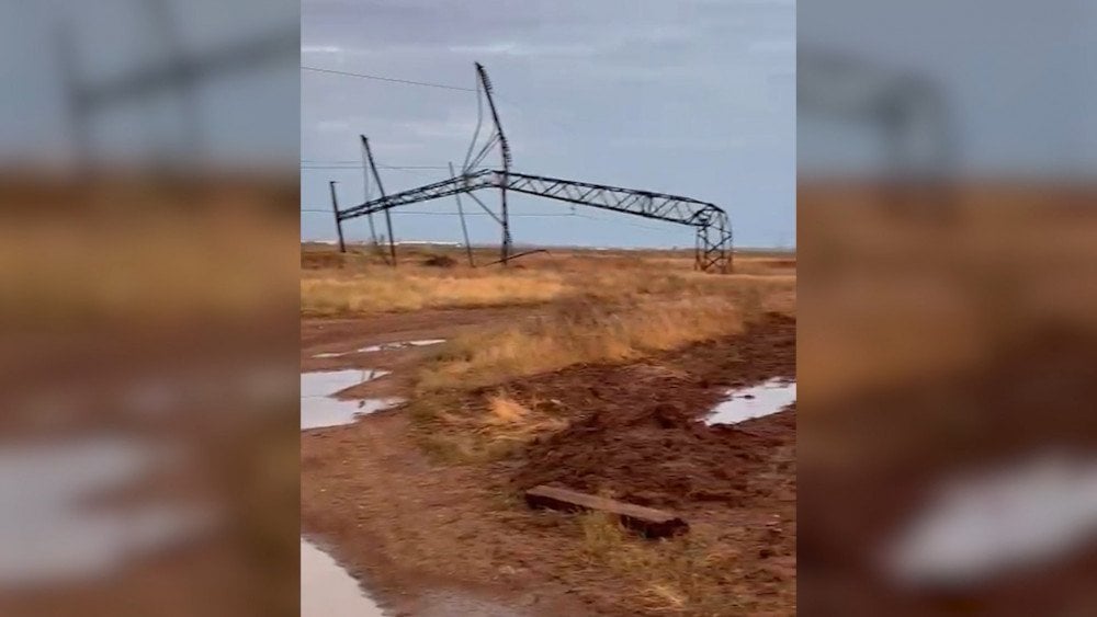 Шторм в России, мощная буря в Волгоградской области, сильный ветер в России, ветер сломал опору ЛЭП