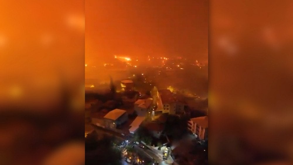 Лесной пожар в Турции, лесной пожар рядом с жилыми домами в Турции