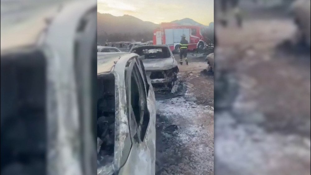 Природный пожар в Италии, лесной пожар в Италии, пожар на пляже в Италии, машины сгорели на пляже в Италии