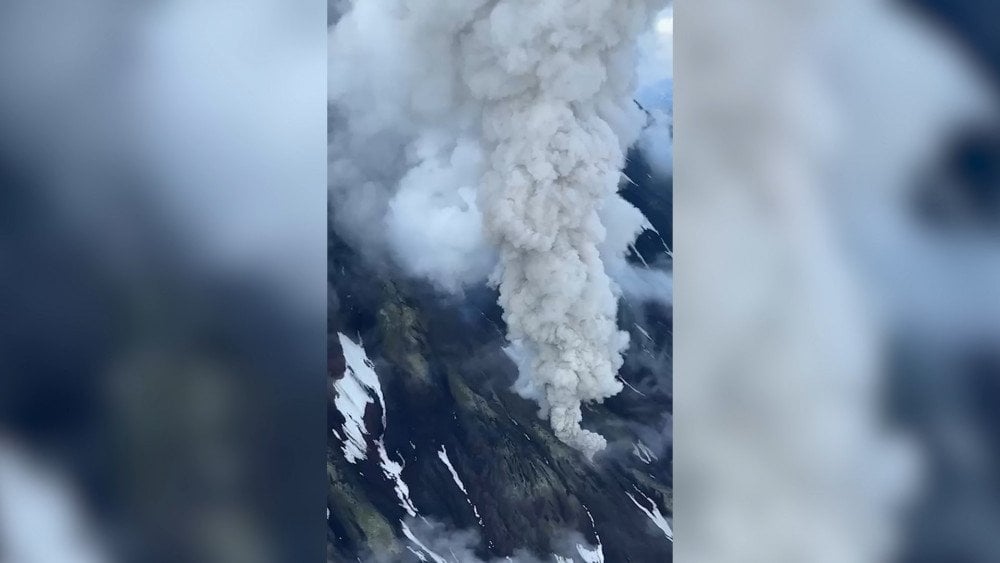 Eruption of a volcano in Russia, eruption of a volcano in Kamchatka, Krasheninnikov volcano erupts, earthquake in Kamchatka awakens volcanoes
