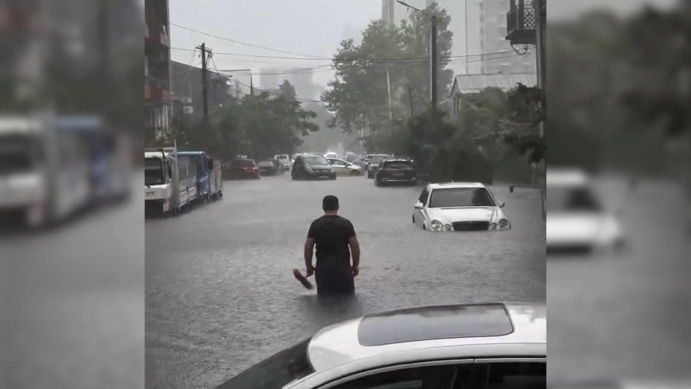Silný liják v Gruzii, zaplavené ulice Batumi, Batumi zaplavilo, záplavy v Gruzii