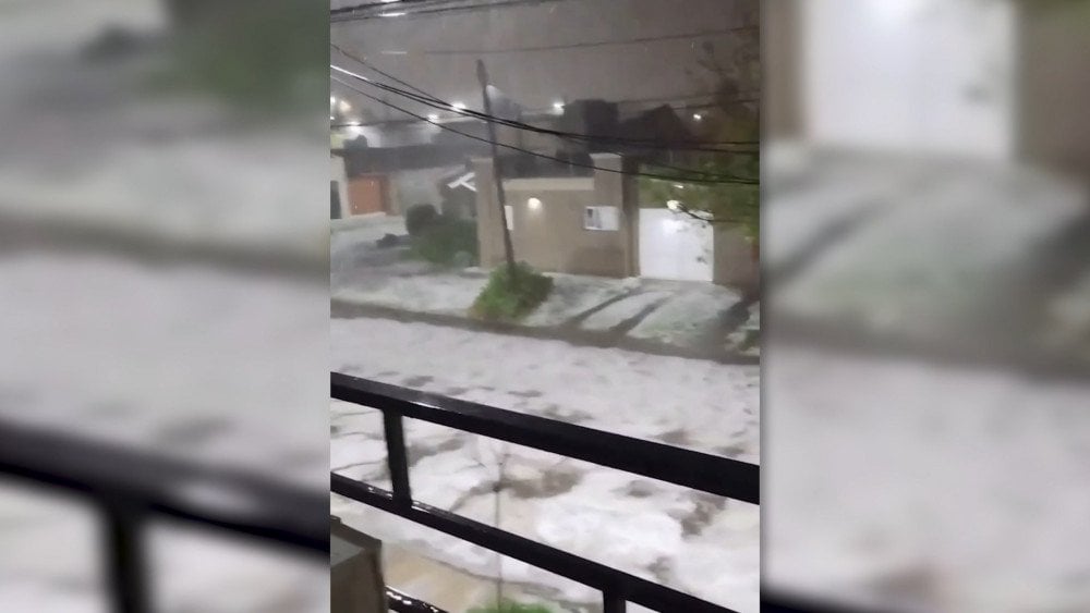 Шторм в Аргентине, град в Аргентине, град покрыл улицы в Аргентине