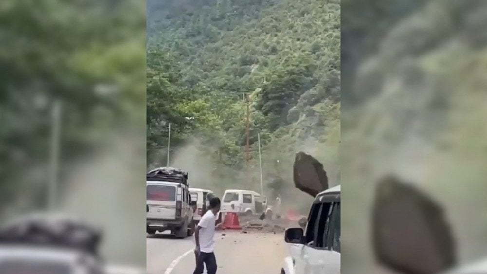 Оползень в Непале, ливень в Непале, обвалы на дорогах в Непале, дожди в Непале