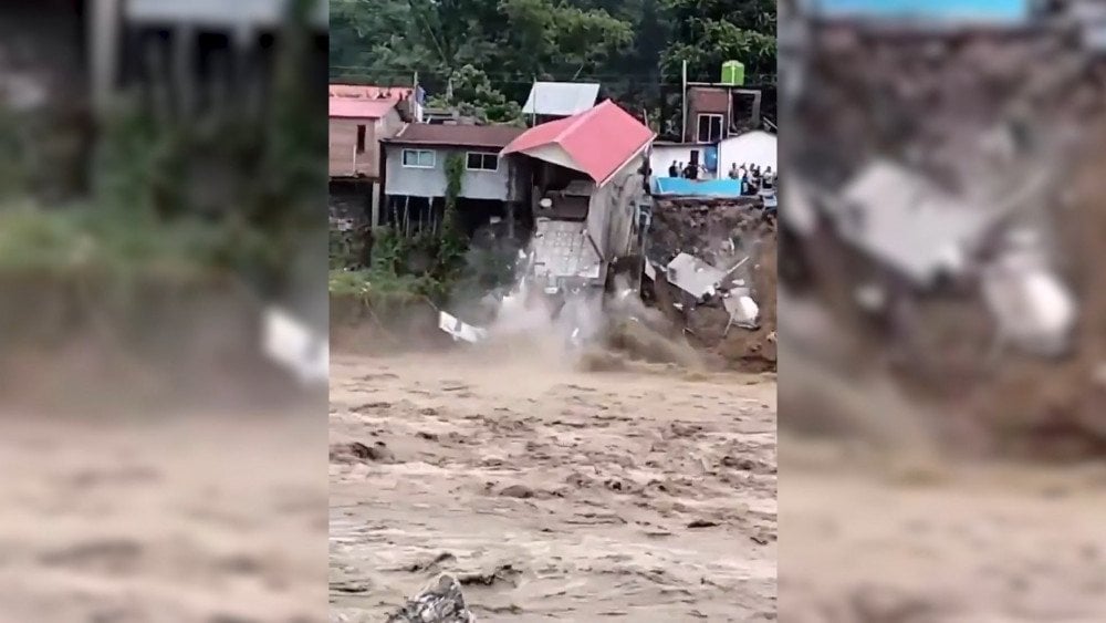 Ливень в Индии, дом обрушился в Индии, наводнение в Индии