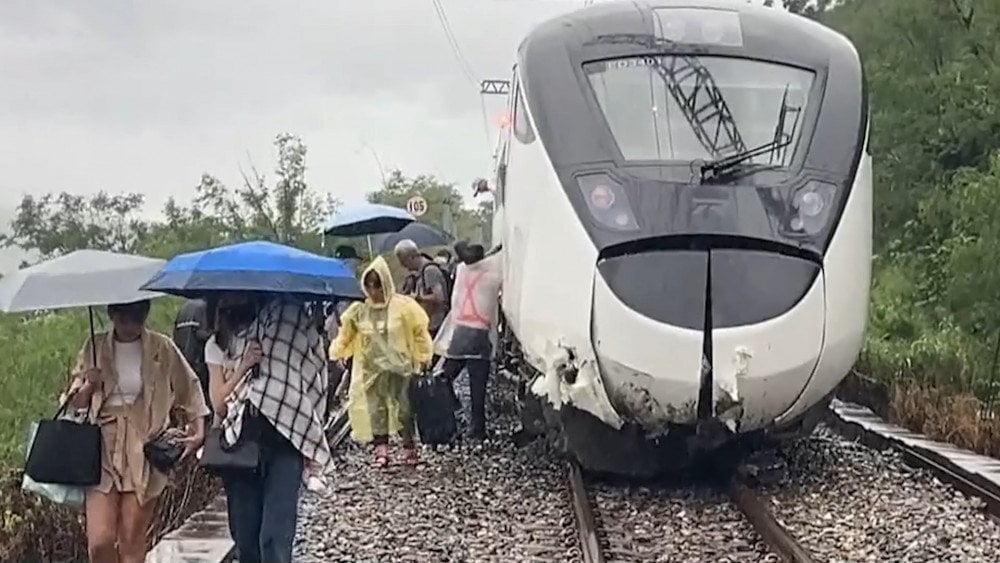 Un tren descarriló en Taiwán, una caída de rocas dañó un tren expreso en Taiwán, una roca bloqueó la vía férrea en Taiwán