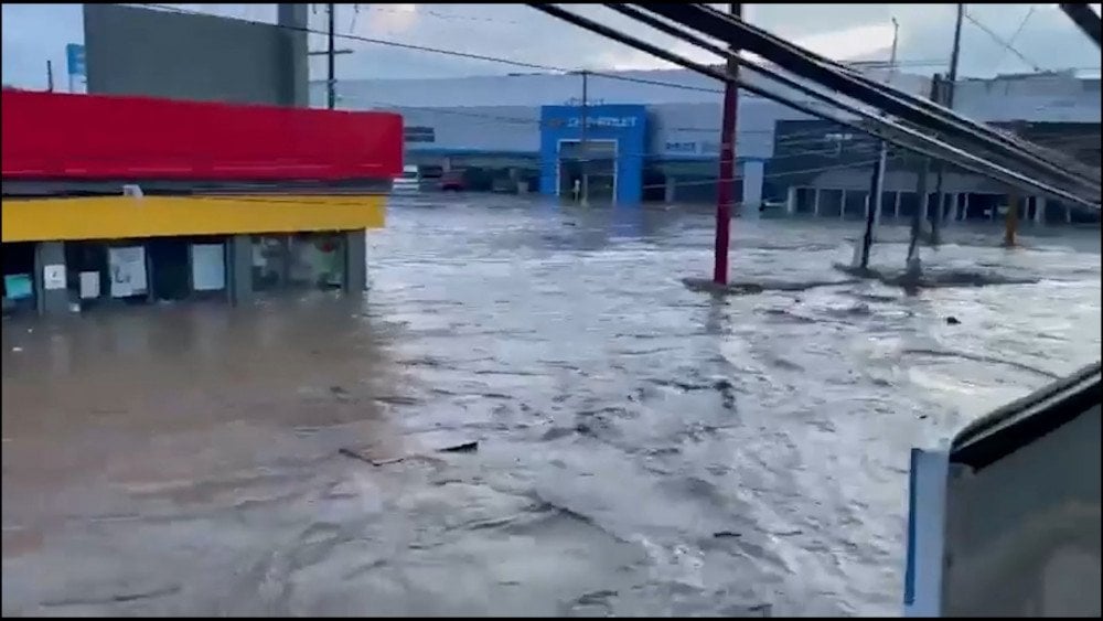 Plūdi Meksikā, stipras lietusgāzes Meksikā, rekordlieli nokrišņi Meksikā, appludināta Meksika